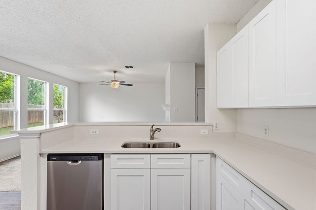 725 Parkford Lane, Arlington, TX 76001