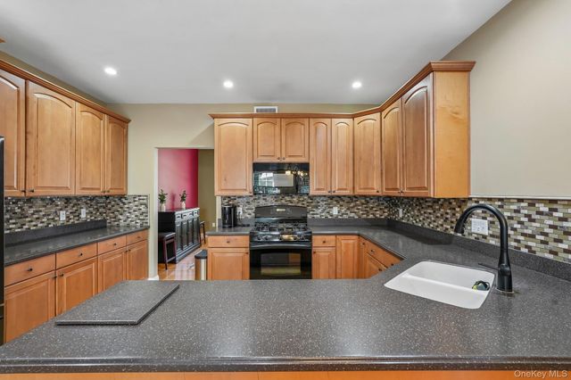 110 Winding Brook Court, New Windsor, NY 12553