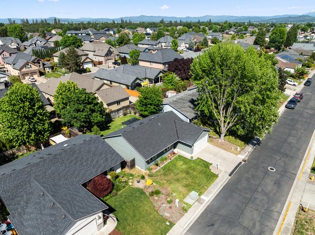 1935 Walnut Grove Lane, Central Point, OR 97502
