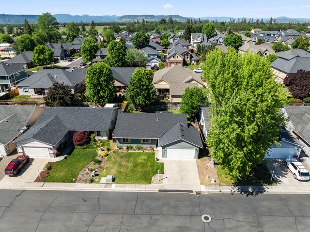 1935 Walnut Grove Lane, Central Point, OR 97502