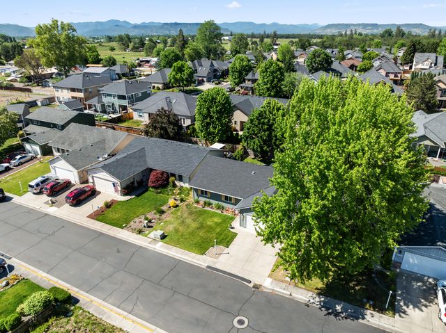 1935 Walnut Grove Lane, Central Point, OR 97502