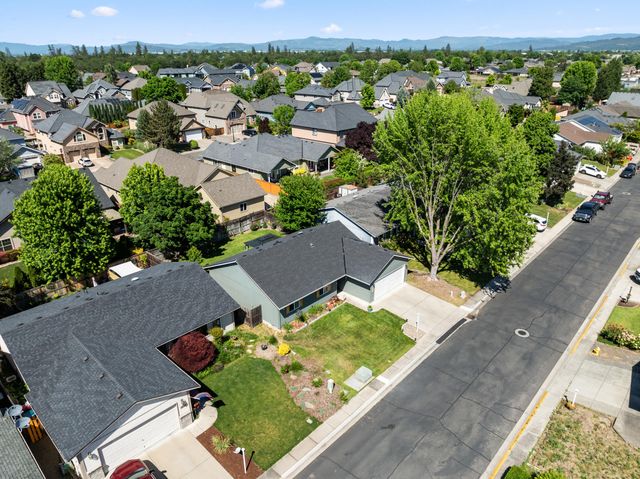 1935 Walnut Grove Lane, Central Point, OR 97502