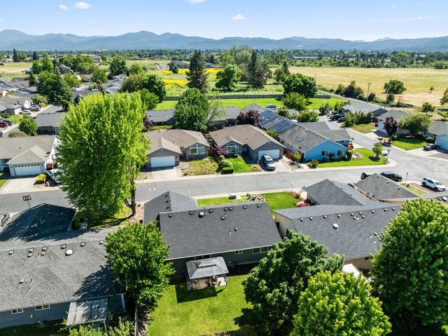 1935 Walnut Grove Lane, Central Point, OR 97502