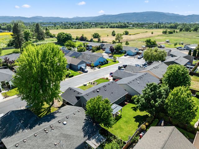 1935 Walnut Grove Lane, Central Point, OR 97502