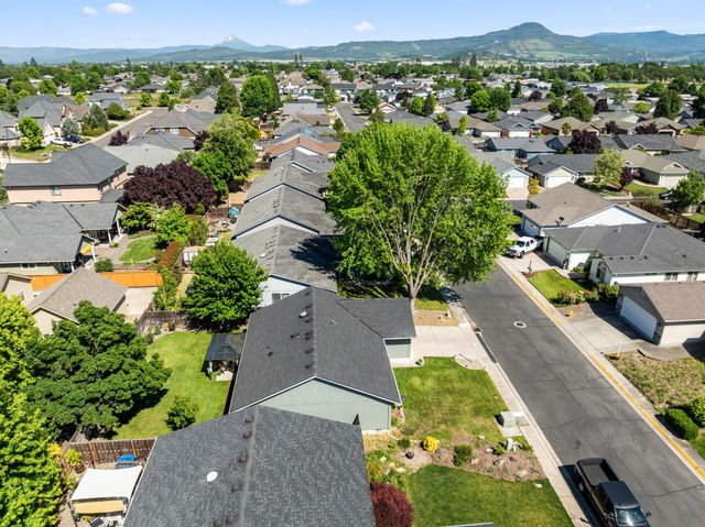 1935 Walnut Grove Lane, Central Point, OR 97502