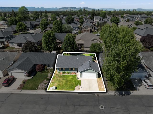 1935 Walnut Grove Lane, Central Point, OR 97502