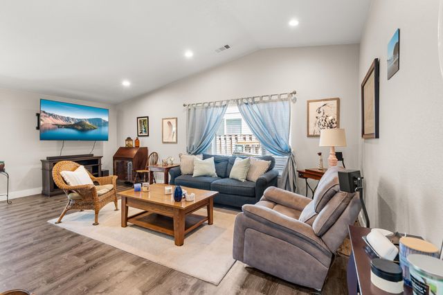 1935 Walnut Grove Lane, Central Point, OR 97502