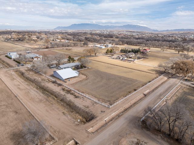 522 Clark Circle SW, Albuquerque, NM 87105