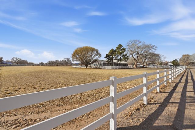 522 Clark Circle SW, Albuquerque, NM 87105