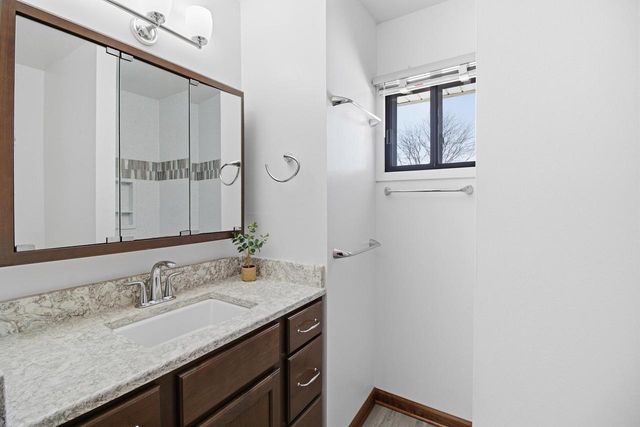 16370 W Coachlight DRIVE, New Berlin, WI 53151