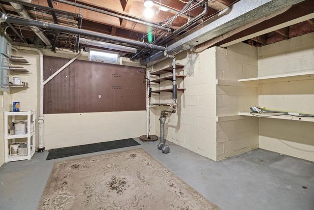 16370 W Coachlight DRIVE, New Berlin, WI 53151