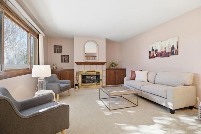 16370 W Coachlight DRIVE, New Berlin, WI 53151