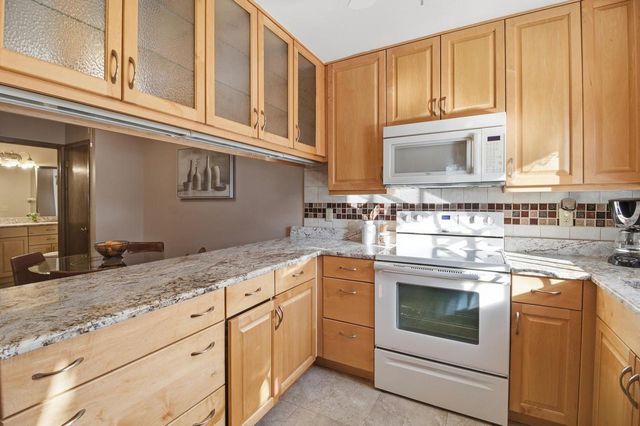 16370 W Coachlight DRIVE, New Berlin, WI 53151