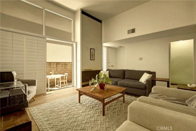 4331 W Sarah Street 10, Burbank, CA 91505