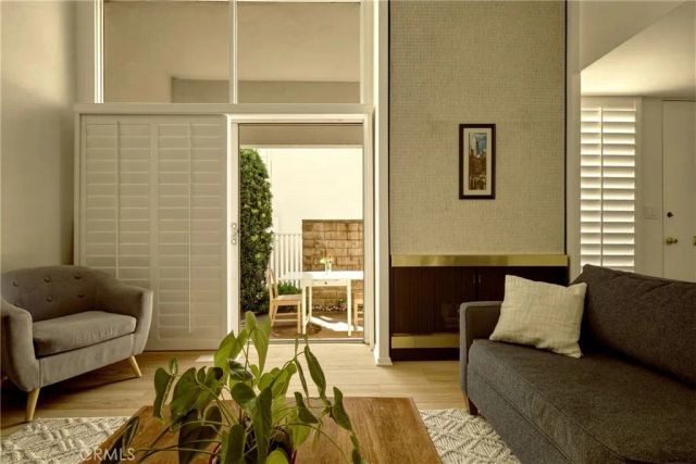 4331 W Sarah Street 10, Burbank, CA 91505