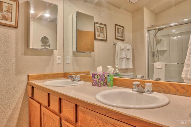 2051 N Applewood Place, Meridian, ID 83642