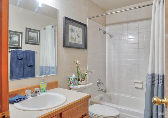 2051 N Applewood Place, Meridian, ID 83642