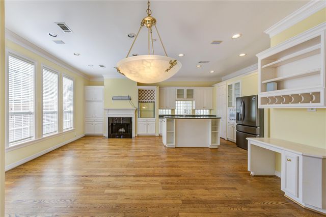 2124 Nantucket Drive B, Houston, TX 77057