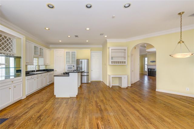 2124 Nantucket Drive B, Houston, TX 77057