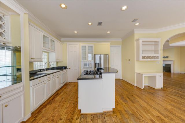 2124 Nantucket Drive B, Houston, TX 77057