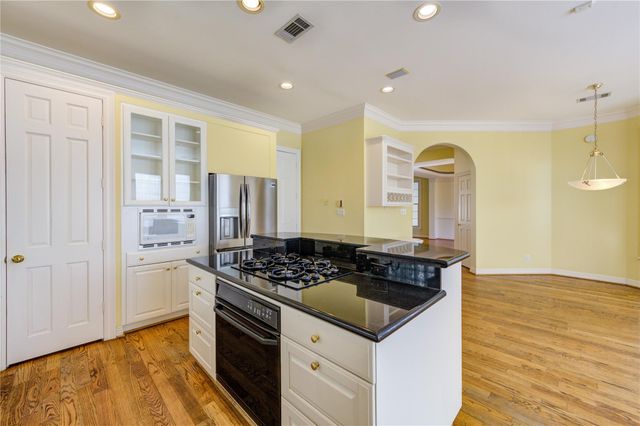 2124 Nantucket Drive B, Houston, TX 77057