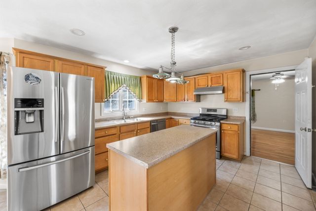 388 Varnum Ave, Lowell, MA 01854