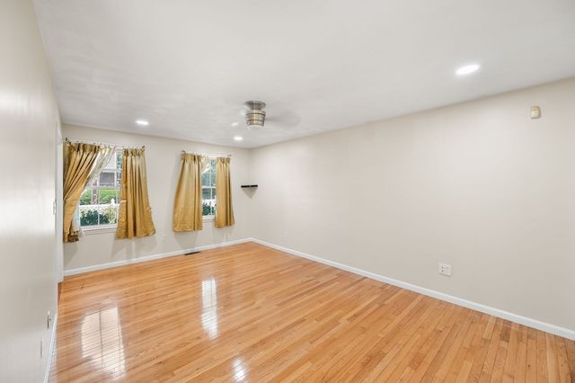 388 Varnum Ave, Lowell, MA 01854