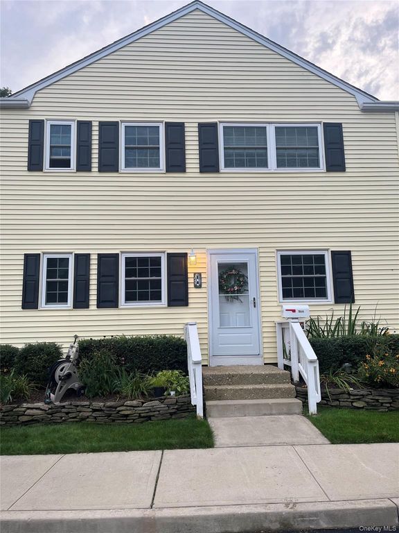 866 Village Drive 866, Hauppauge, NY 11788 — exterior