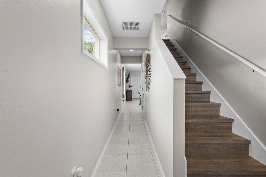 Image 12 of property listing at 12520 SHIMMERING OAK CIRCLE, Venice, FL 34293