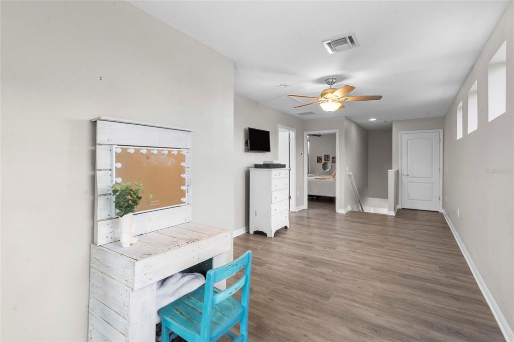 Image 13 of property listing at 12520 SHIMMERING OAK CIRCLE, Venice, FL 34293