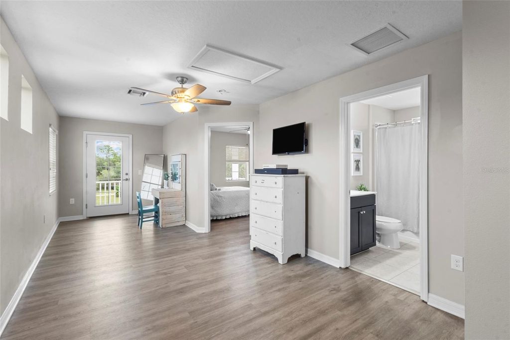 Image 14 of property listing at 12520 SHIMMERING OAK CIRCLE, Venice, FL 34293