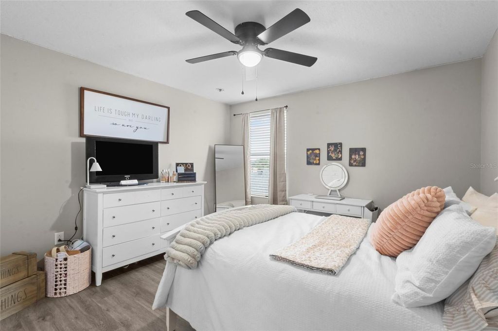 Image 17 of property listing at 12520 SHIMMERING OAK CIRCLE, Venice, FL 34293