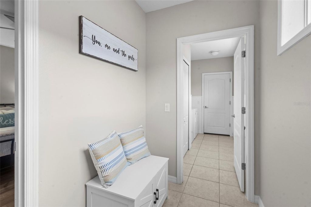 Image 19 of property listing at 12520 SHIMMERING OAK CIRCLE, Venice, FL 34293