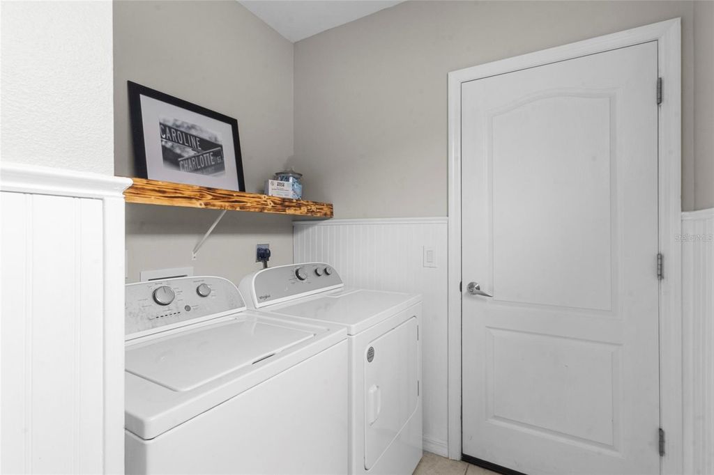 Image 20 of property listing at 12520 SHIMMERING OAK CIRCLE, Venice, FL 34293