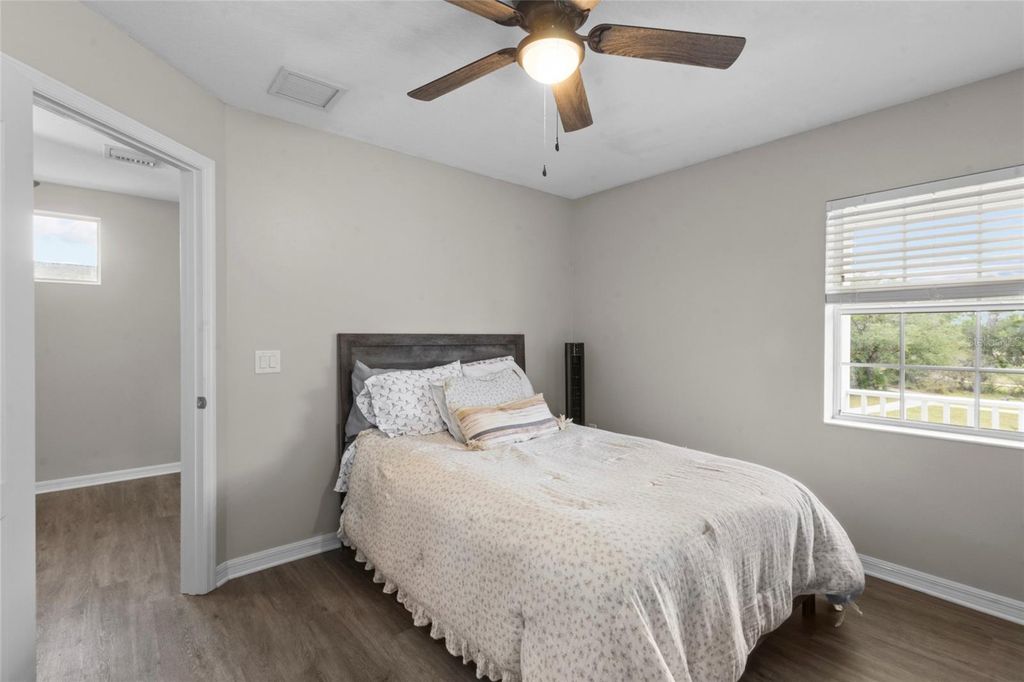 Image 22 of property listing at 12520 SHIMMERING OAK CIRCLE, Venice, FL 34293