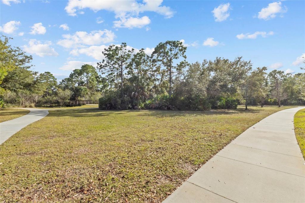 Image 25 of property listing at 12520 SHIMMERING OAK CIRCLE, Venice, FL 34293