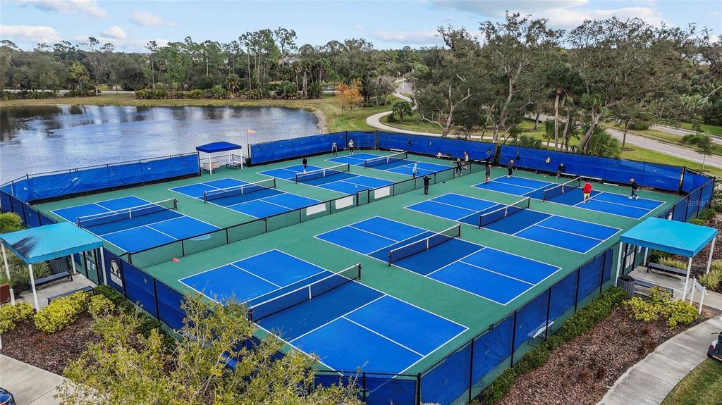 Image 30 of property listing at 12520 SHIMMERING OAK CIRCLE, Venice, FL 34293