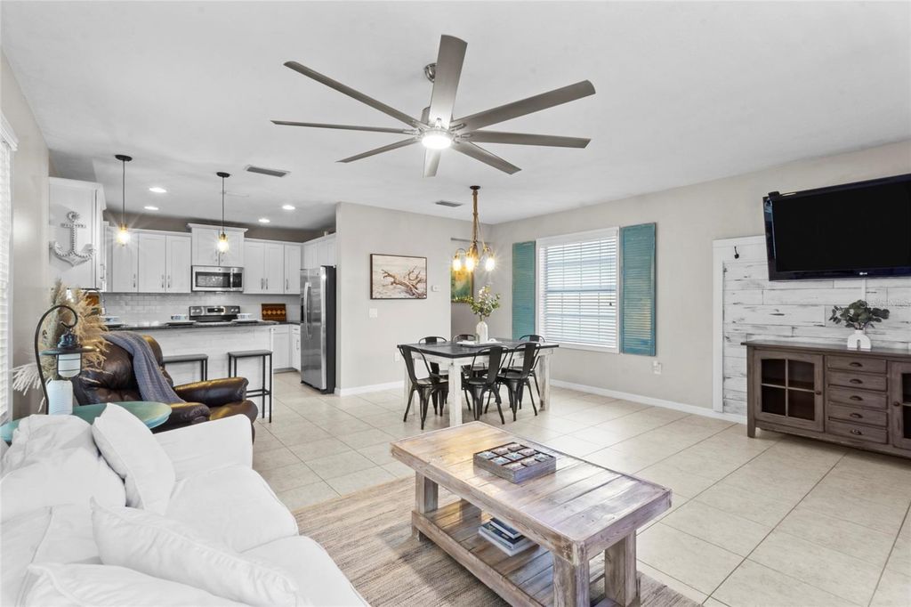 Image 5 of property listing at 12520 SHIMMERING OAK CIRCLE, Venice, FL 34293