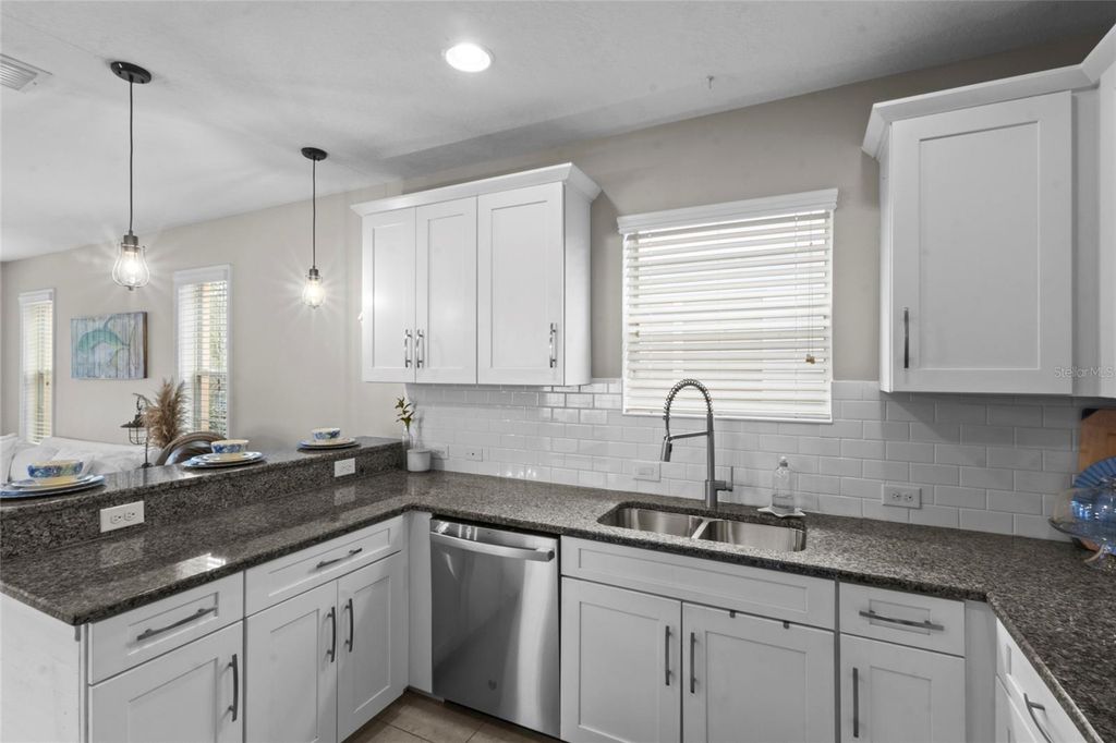 Image 6 of property listing at 12520 SHIMMERING OAK CIRCLE, Venice, FL 34293
