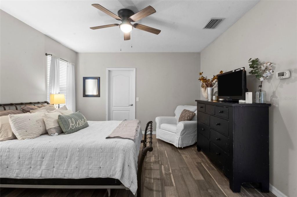 Image 8 of property listing at 12520 SHIMMERING OAK CIRCLE, Venice, FL 34293