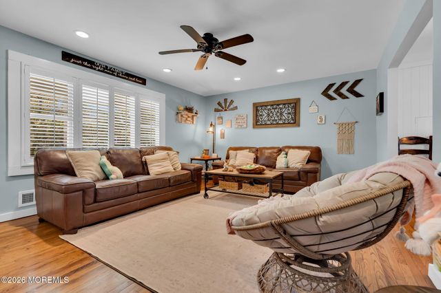 4 Oak Leaf Lane, Toms River, NJ 08755