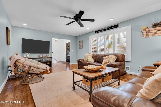 4 Oak Leaf Lane, Toms River, NJ 08755