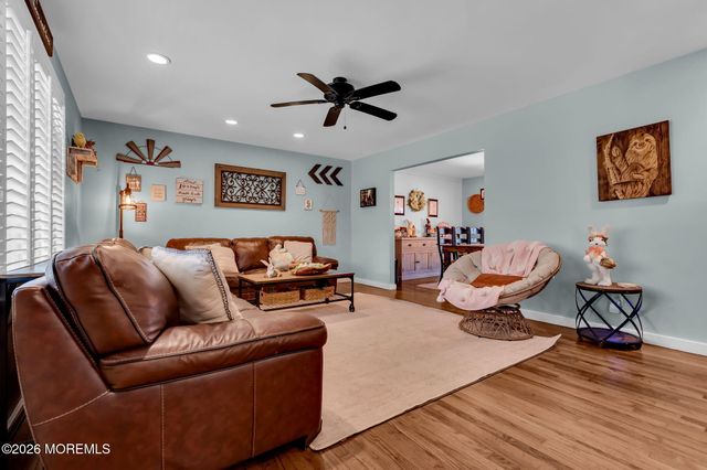 4 Oak Leaf Lane, Toms River, NJ 08755
