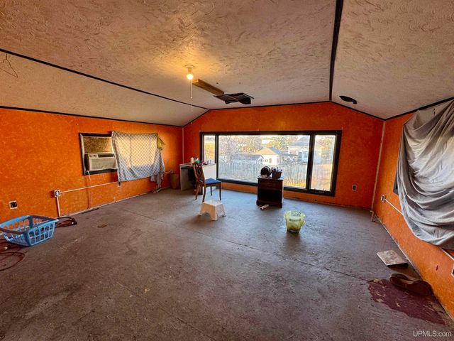 416 E Stanton Street, Iron Mountain, MI 49801