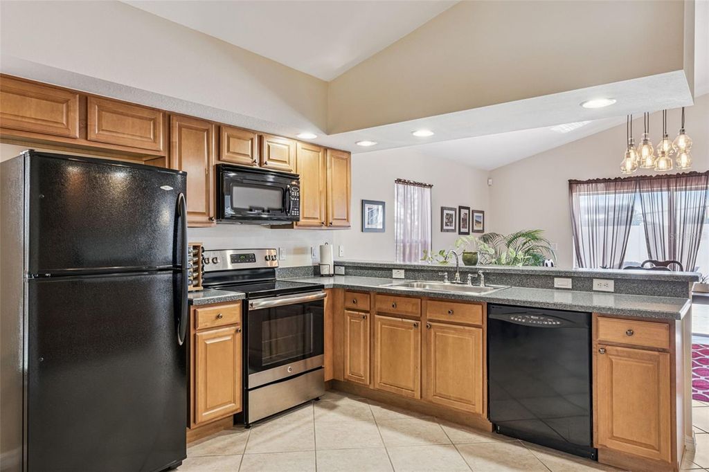 Image 12 of property listing at 457 KNIGHTSBRIDGE CIRCLE, Davenport, FL 33896