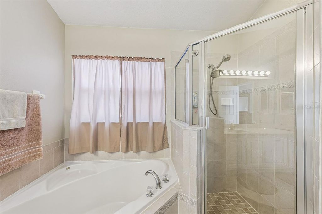 Image 21 of property listing at 457 KNIGHTSBRIDGE CIRCLE, Davenport, FL 33896