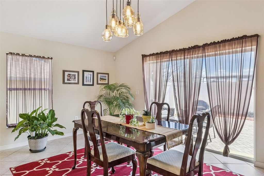 Image 4 of property listing at 457 KNIGHTSBRIDGE CIRCLE, Davenport, FL 33896