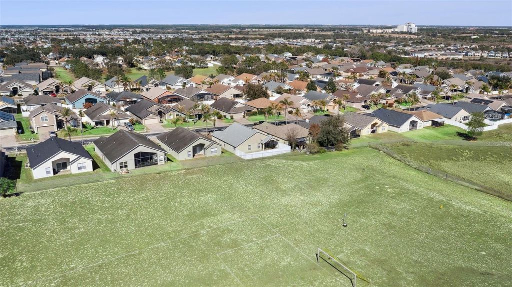 Image 38 of property listing at 457 KNIGHTSBRIDGE CIRCLE, Davenport, FL 33896