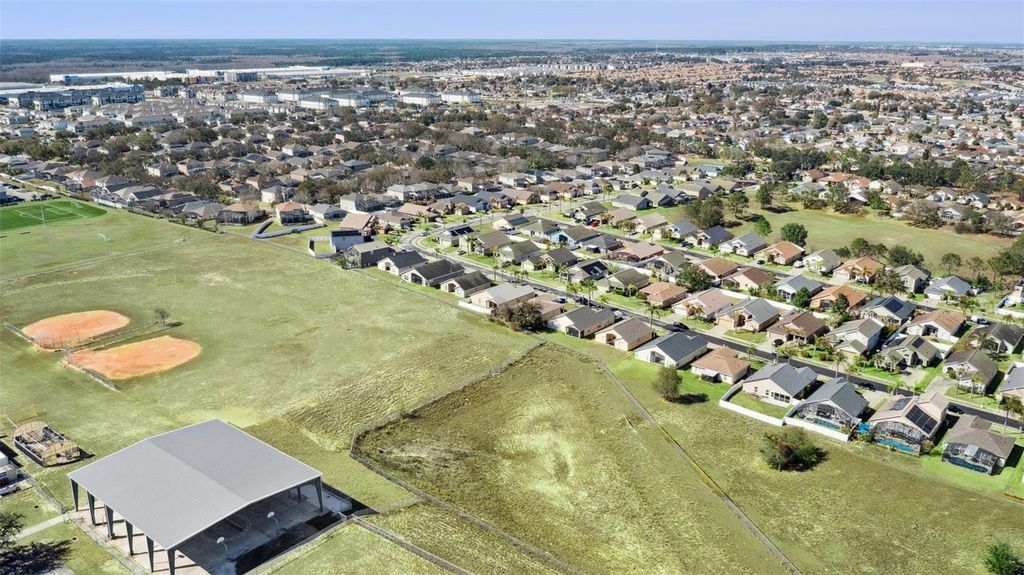 Image 41 of property listing at 457 KNIGHTSBRIDGE CIRCLE, Davenport, FL 33896