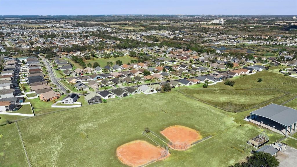 Image 44 of property listing at 457 KNIGHTSBRIDGE CIRCLE, Davenport, FL 33896